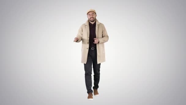 Junger Mann im Trenchcoat macht Hi-Fi-Geste auf Gradienten-Hintergrund. — Stockvideo