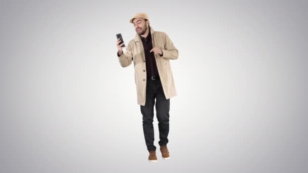 Outono moda estilo homem gravação vídeo blog andando no fundo gradiente . — Vídeo de Stock