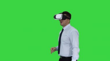 Vr gözlük takan genç işadamı Yeşil Ekranda geleceğin teknolojisinin konsepti, Chroma Key.