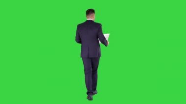 Yeşil Ekranda evin planını denetleyen işadamı, Chroma Key.
