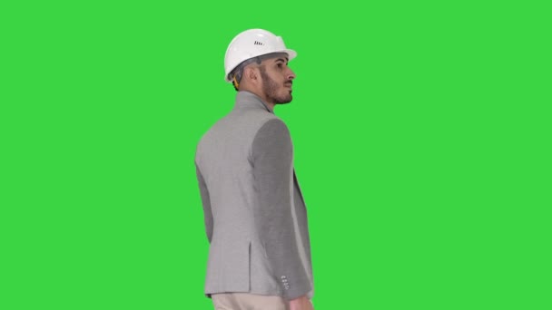 Ingeniero en casco con maletín caminando sobre una pantalla verde, Chroma Key . — Vídeos de Stock