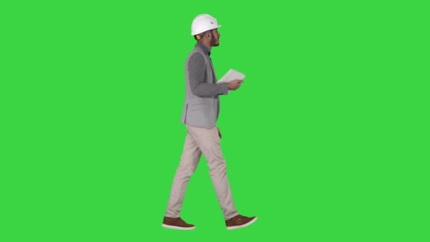 Arquitecto caminando con la tableta y comprobando lo que está construido en una pantalla verde, Chroma Key . — Vídeos de Stock