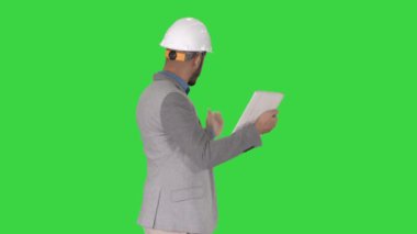 Hipster mühendisi yeşil ekran, Chroma Key yaptığı çalışmaların sonucunu gösteren tablet ile görüntülü arama yapma.