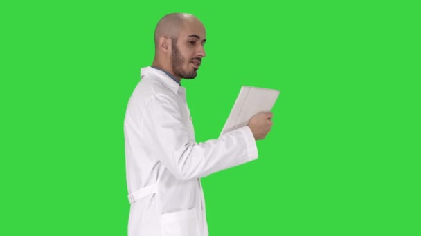 Médico sincero fazendo videochamada para seu paciente andando em uma tela verde, Chroma Key . — Vídeo de Stock