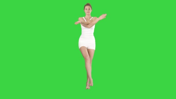 穿着鹰式瑜伽的年轻女子在绿色屏幕上摆姿势，彩色键. — 图库视频影像