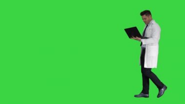 Doktor Yeşil Ekranda dizüstü bilgisayar sonuçları gösteren, Chroma Key.