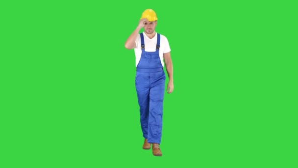 Trabalhador da construção andando e colocando chapéu duro ou capacete em uma tela verde, Chroma Key . — Vídeo de Stock