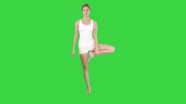 Träd pose, stående på ett ben, händer i Namaste, bön gest på en grön skärm, Chroma Key. — Stockvideo