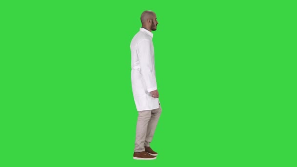 Médico árabe em roupão branco andando em uma tela verde, Chroma Key . — Vídeo de Stock