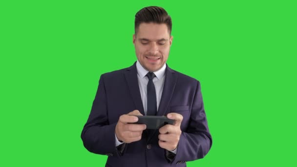 Αστείος επιχειρηματίας παίζοντας στο παιχνίδι στο τηλέφωνο και κερδίζοντας σε μια πράσινη οθόνη, πλήκτρο αποχρώσεων. — Αρχείο Βίντεο