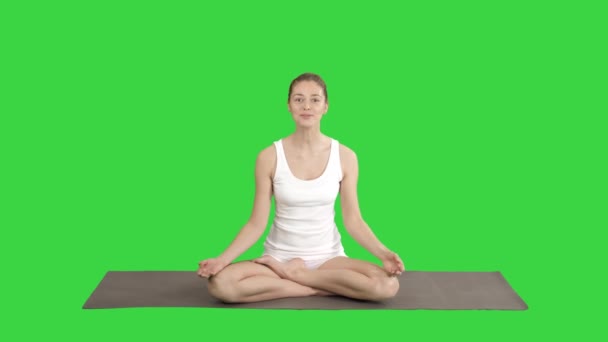 Mädchen kann sich nicht auf Yoga konzentrieren von irgendwelchen Witzen auf einem grünen Bildschirm, Chroma-Taste. — Stockvideo