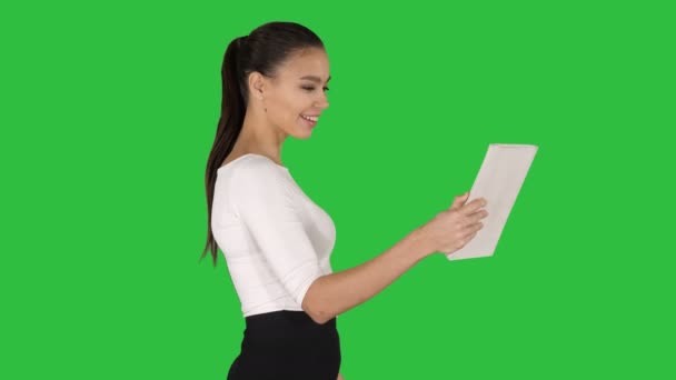 Χαρούμενη γυναίκα κάνοντας μια βιντεοκλήση με tablet σε πράσινη οθόνη, πλήκτρο αποχρώσεων. — Αρχείο Βίντεο