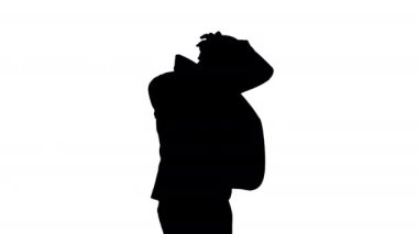 Siluet Arap mühendisi, kasklı yürüyor. Güvenlik kavramı.