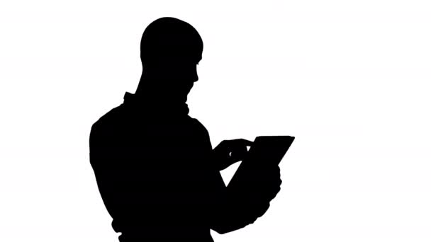 Silhouette gutaussehender arabischer Geschäftsmann mit Tablet. — Stockvideo