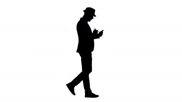 Silueta Vážné arabské ležérní muž pomocí smartphonu při chůzi. — Stock video