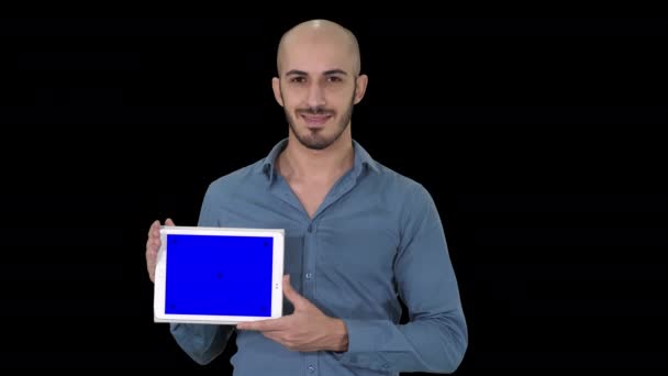 Χαμογελώντας casual man παρουσιάζοντας ένα tablet με μια κενή οθόνη, Alpha Channel — Αρχείο Βίντεο