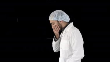 Doktor adam, elleri başının üstünde, utançla ve şaşkınlık dolu, sinirli ve hayal kırıklığına uğramış bir şekilde yürüyor. Hata için korku ve üzüntü, Alpha Channel.