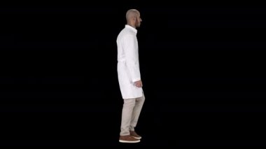 Beyaz cüppeli Arap doktor Alpha Channel 'da yürüyor.