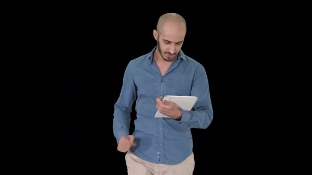 Presentador árabe caminando con la tableta digital deslizando páginas en él, Alpha Channel — Vídeos de Stock