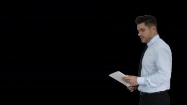 Mutlu işadamı tablet kullanarak bir şey açma veya bir şey açma, Alpha Channel yürüyüş