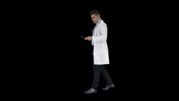 Lekarz wykonujący poważny telefon, kanał Alfa — Wideo stockowe