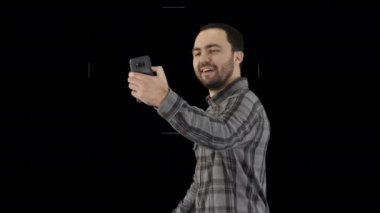 Yürürken selfie çeken genç çocuk, Alpha Channel