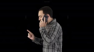 Yürüyüş ve cep telefonu, alfa kanalı üzerinde konuşurken mutlu bir öğrenci portresi yan