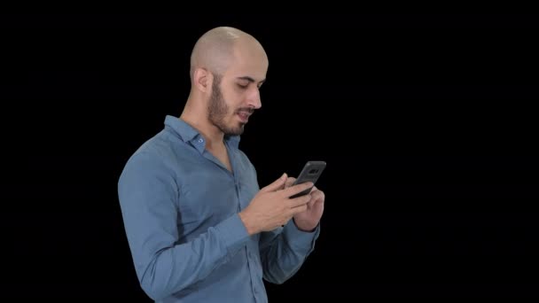 Περιστασιακή αραβικό επιχειρηματία που χρησιμοποιεί το τηλέφωνο και χαμογελά, άλφα κανάλι — Αρχείο Βίντεο