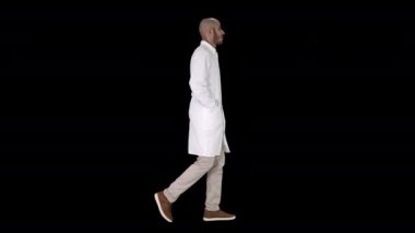 Doktor elleri ceplerinde yürüyor, Alfa Kanalı.
