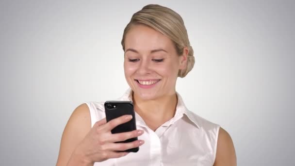 愉快的年轻美丽的妇女微笑和使用手机, 阿尔法频道 — 图库视频影像