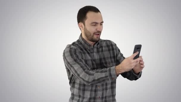 Vrolijke bebaarde man neemt selfie op gradiënt achtergrond. — Stockvideo