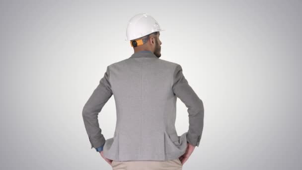 Engineer standing and looking around on gradient background. — Stock Video