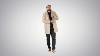 Yakışıklı, çekici, memnun, degrade arka planda harika bir fikir Bingo sahip fashinable giysiler olumlu.