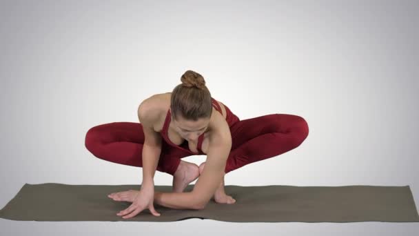 Fitness mulher formação ioga fazendo pose exótica no fundo gradiente. — Vídeo de Stock