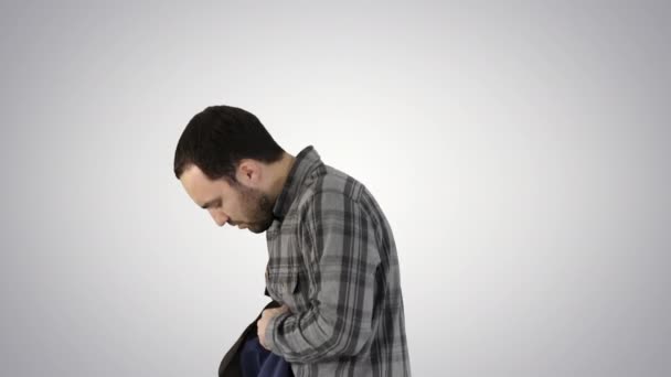 Retrato de homem colocando mochila no fundo gradiente. — Vídeo de Stock
