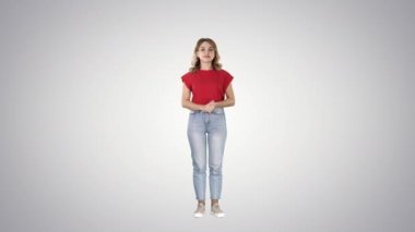 Rahat büyüleyici kadın sunucu degrade arka planda hayali ekranda hayali düğmeye puching.
