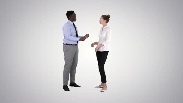 Африканский американский бизнесмен объясняет что-то своему коллеге на градиентном фоне . — стоковое видео