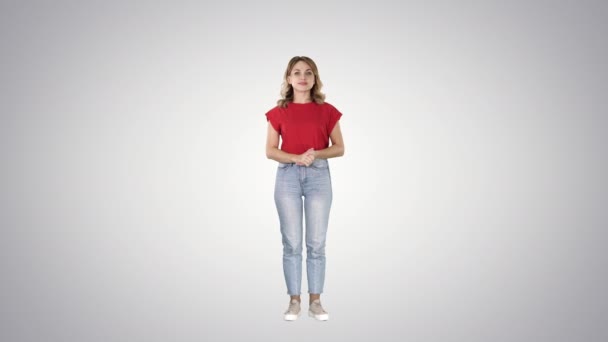 Casual charmig kvinna presentatör puching imaginära knappen på imaginära skärmen på gradient bakgrund. — Stockvideo
