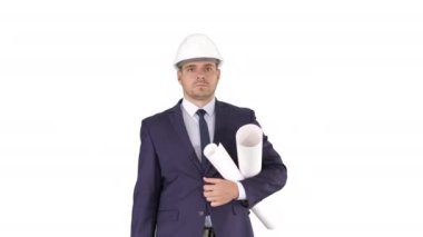 Takım elbiseli ve kasklı bir erkek mimar elinde planlar ve beyaz arka planda evrak çantasıyla yürüyor..
