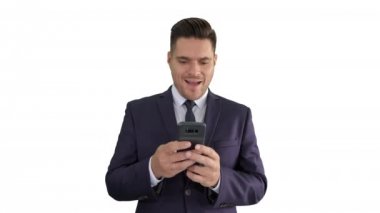 İşadamı beyaz arka planda sürpriz ifade ile akıllı telefon bakıyor.