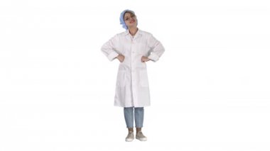 Güzel genç doktor beyaz arka planda poz değiştiriyor..