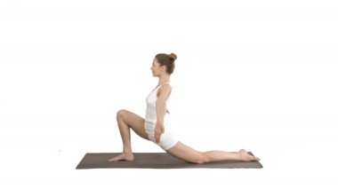 Sportif çekici kız yoga, At binici egzersiz ayakta, anjaneyasana beyaz arka plan üzerinde poz.