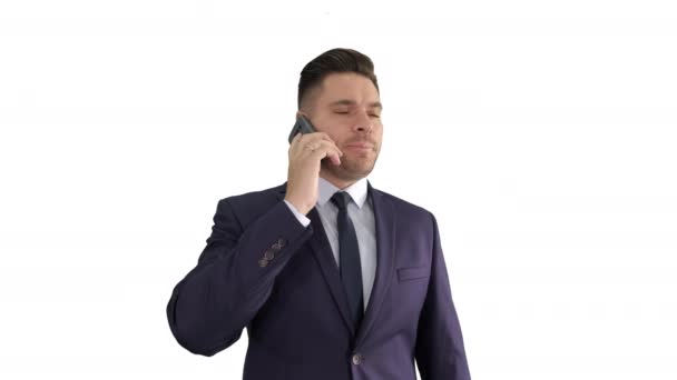 Kaukasische zaken persoon beantwoordt verschillende oproepen ernstig en geconcentreerd op witte achtergrond. — Stockvideo