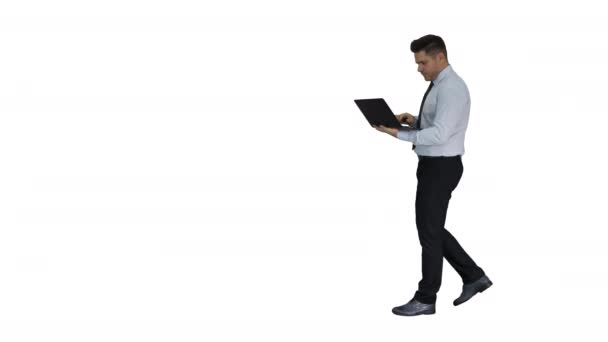 Бизнесмен нажимает кнопку воспроизведения, чтобы запустить или инициировать проекты или презентации на ноутбуке на белом фоне. — стоковое видео