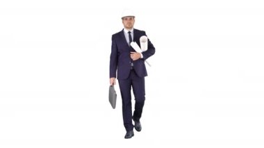 Takım elbiseli ve kasklı bir erkek mimar elinde planlar ve beyaz arka planda evrak çantasıyla yürüyor..