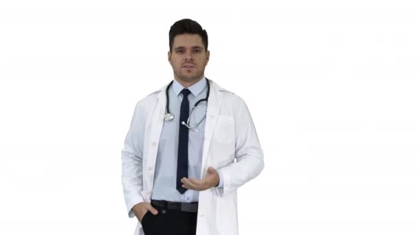 Freundlicher und verspielter Arzt und selbstbewusster Gesprächspartner vor der Kamera auf weißem Hintergrund. — Stockvideo