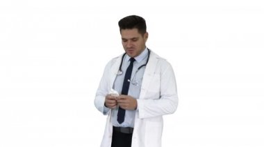 Burun spreyi ya da beyaz arka planda başka bir ilaç sunan doktor..