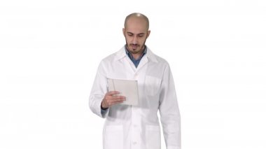 Olgun erkek doktor dijital tablet tutuyor ve beyaz arka planda yürüyor..