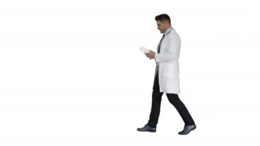 Whitecoat 'taki olgun doktor beyaz arka planda kutudaki yeni hapları tarif ediyor..