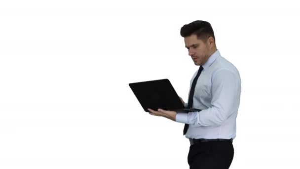 Uomo d'affari premendo il pulsante play per avviare o avviare progetti o presentazioni su laptop su sfondo bianco. — Video Stock